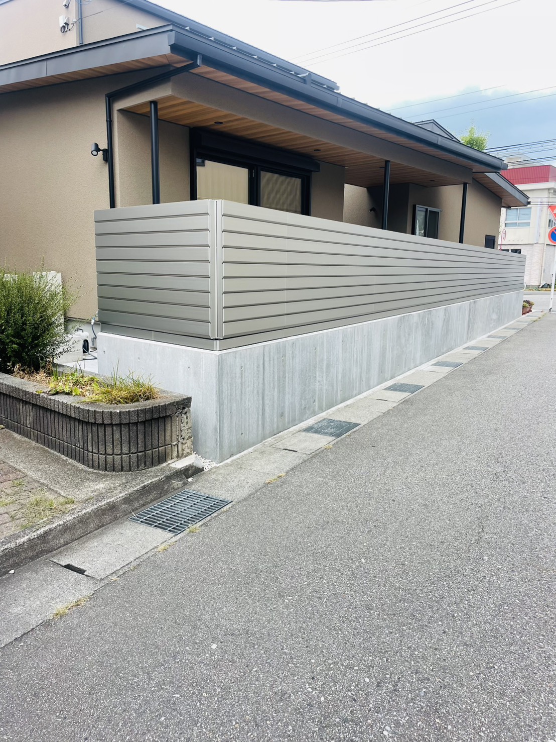 交通量の多い立地でも安心できる、目線をしっかり防ぐフェンス ?>