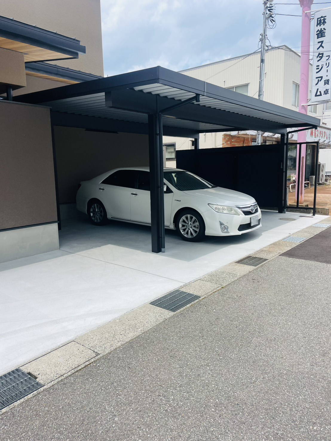 交通量の多い立地でも安心できる、目線をしっかり防ぐフェンス ?>