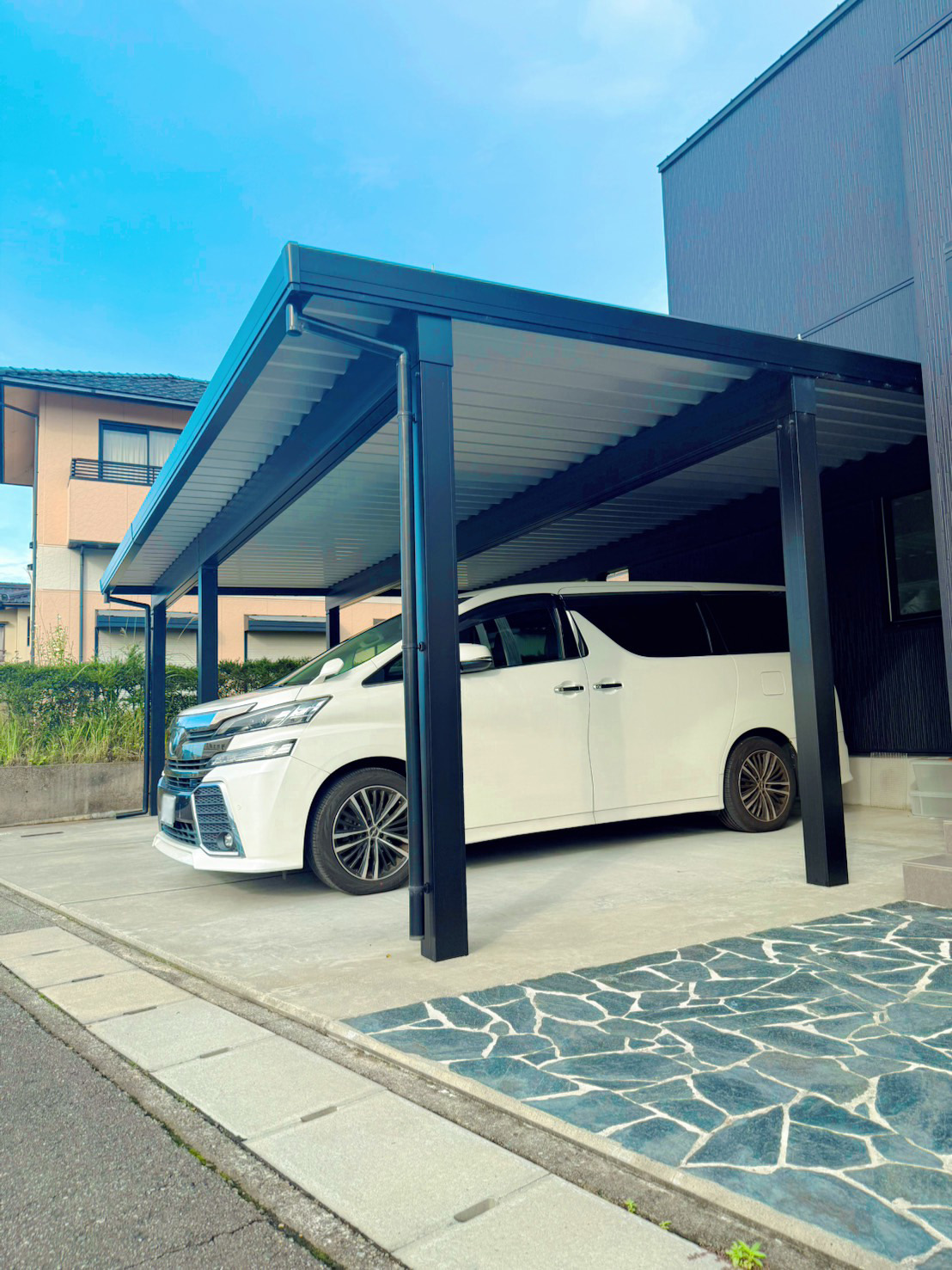 表情豊かな乱形石で、印象的な玄関アプローチに ?>