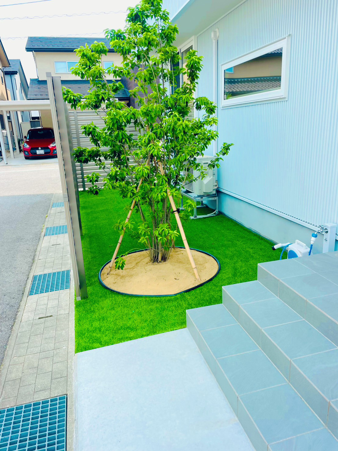 手入れのしやすさと見た目を両立した人工芝スペース ?>