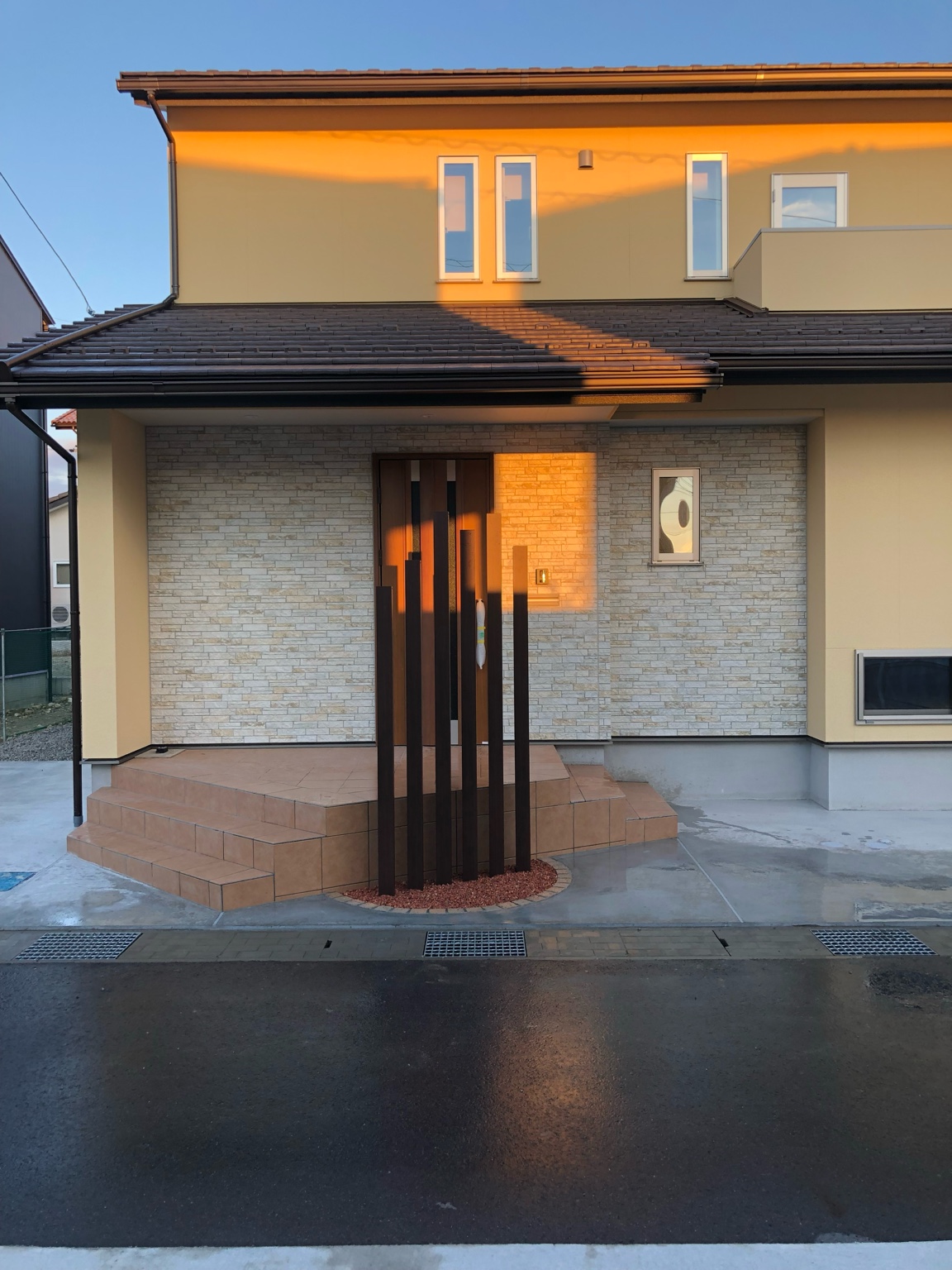 縦格子フェンスでつくる、上質な玄関まわり