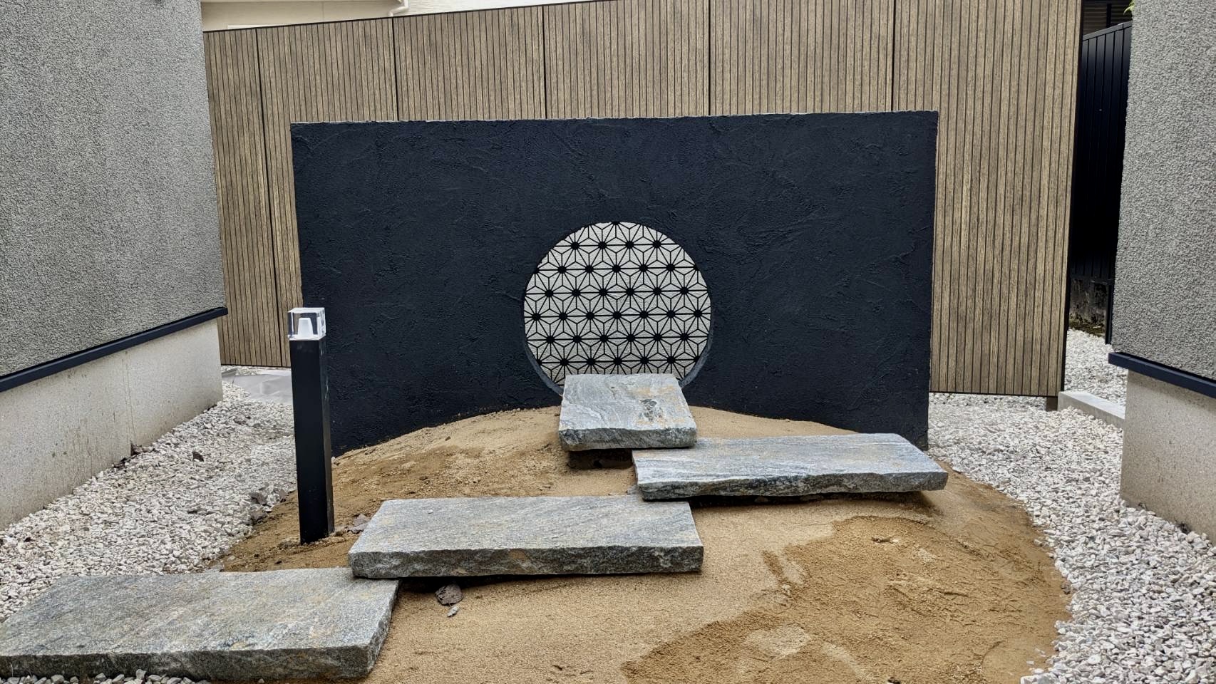 静寂をデザインする、和モダンの庭