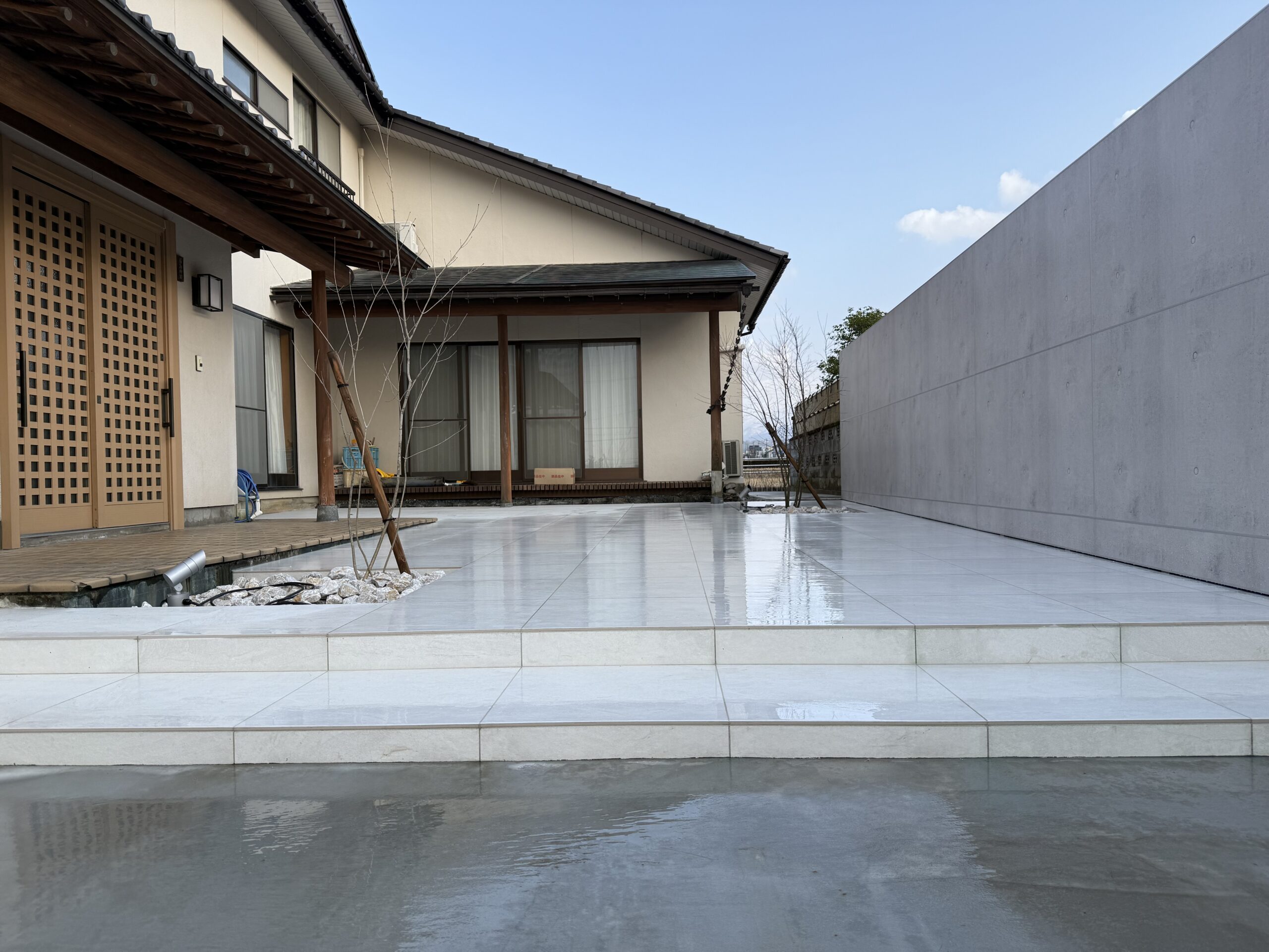 伸びやかな余白で包む、プライベート外構 ?>