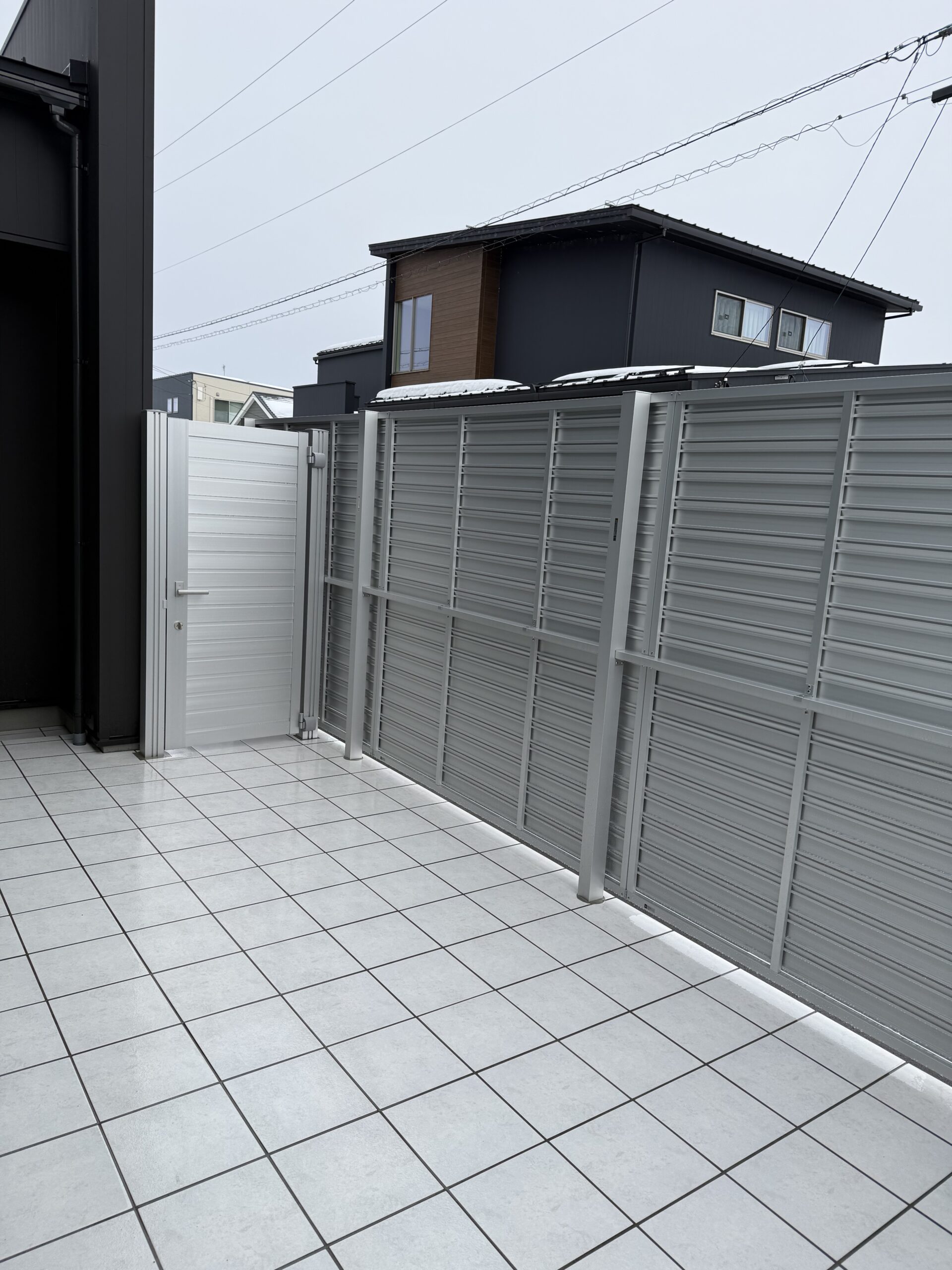 完全プライベートを叶える、タイルテラス＋目隠しフェンス、門扉 ?>