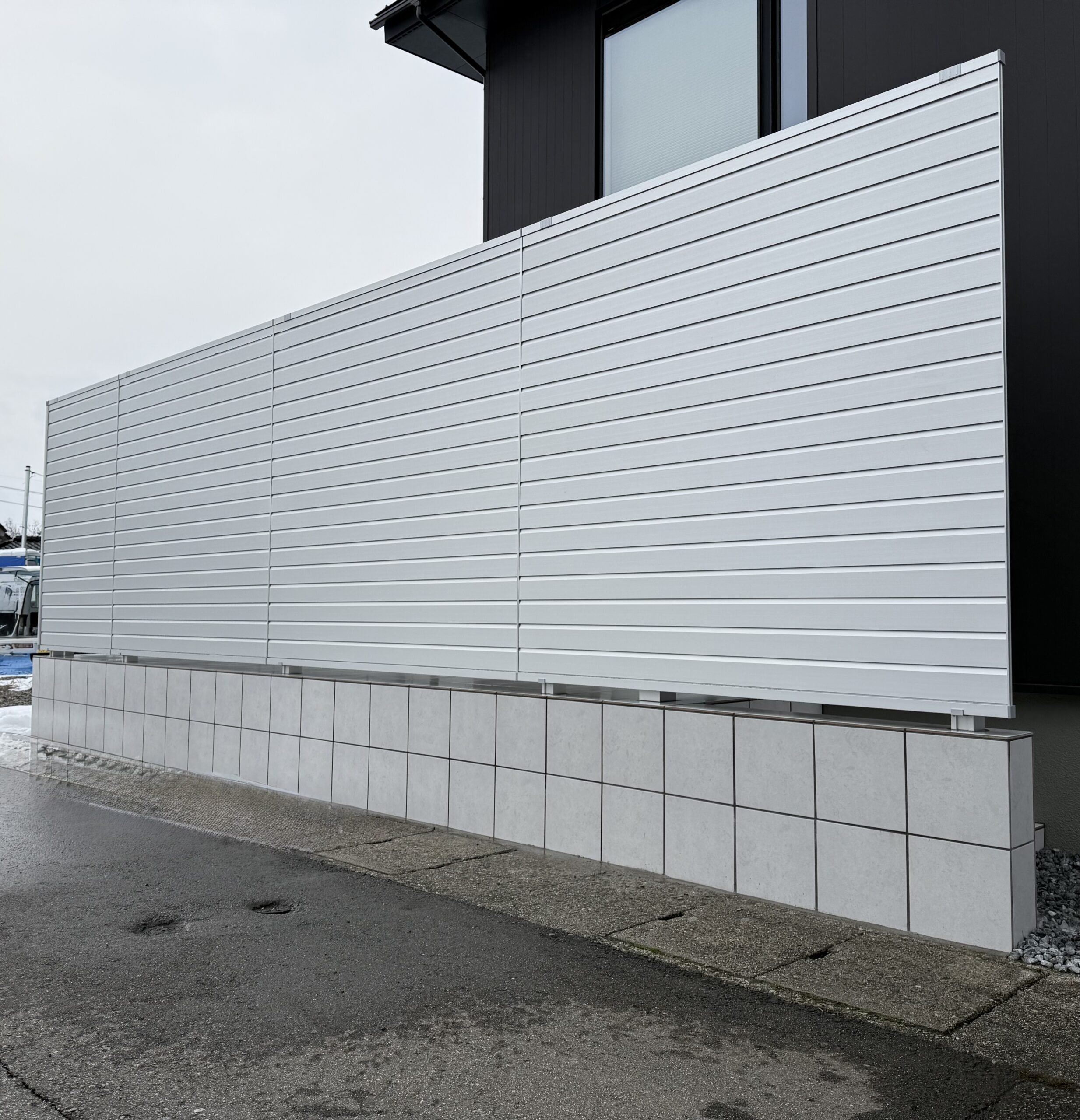 完全プライベートを叶える、タイルテラス＋目隠しフェンス、門扉 ?>