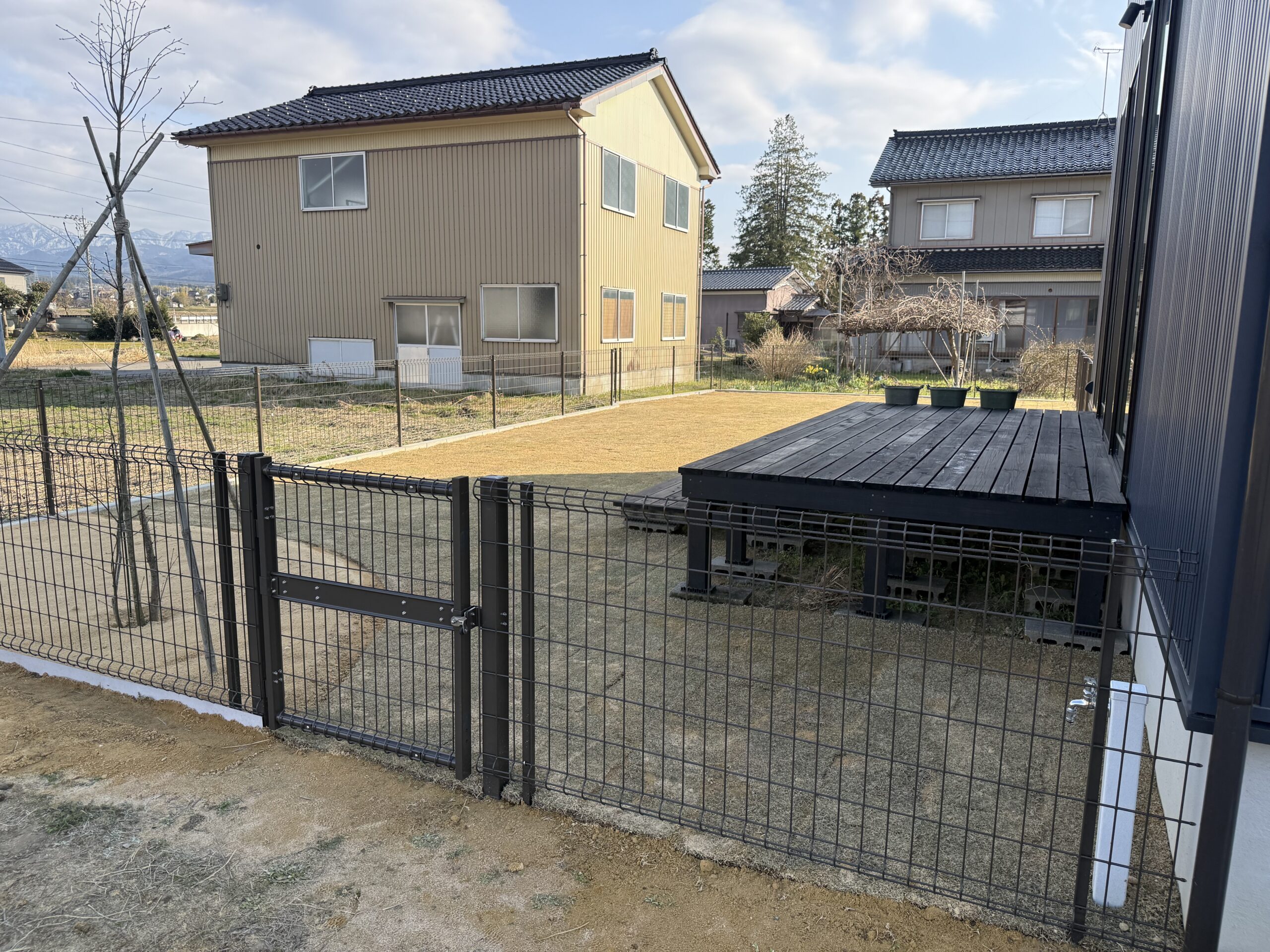 富山県の天然芝ドッグラン施工事例｜フェンスで囲った広々としたお庭 ?>