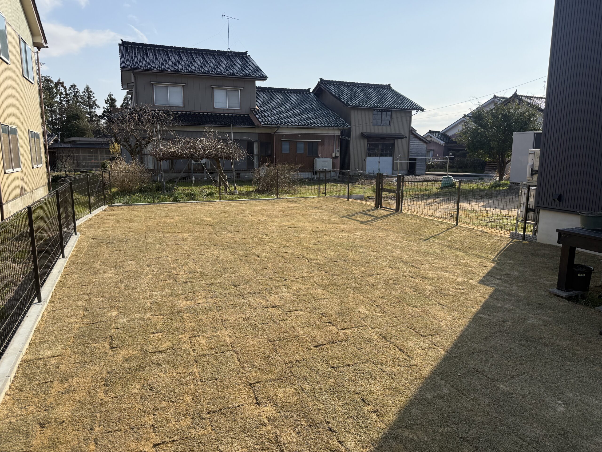 富山県の天然芝ドッグラン施工事例｜フェンスで囲った広々としたお庭 ?>