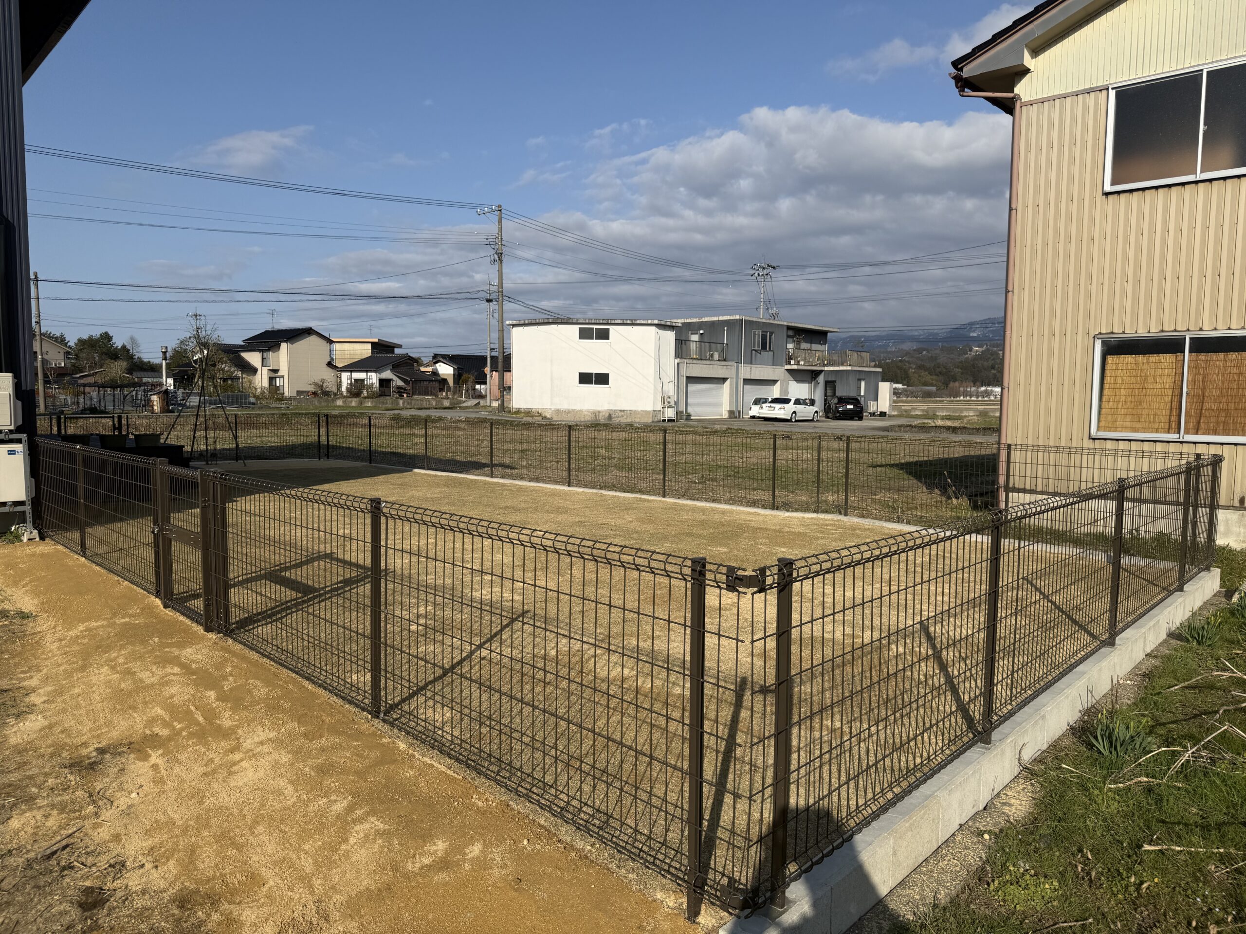 富山県の天然芝ドッグラン施工事例｜フェンスで囲った広々としたお庭 ?>