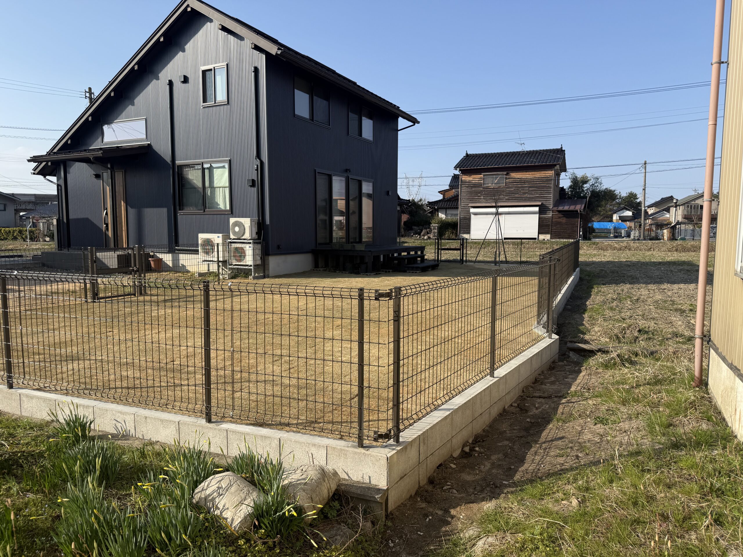 富山県の天然芝ドッグラン施工事例｜フェンスで囲った広々としたお庭 ?>